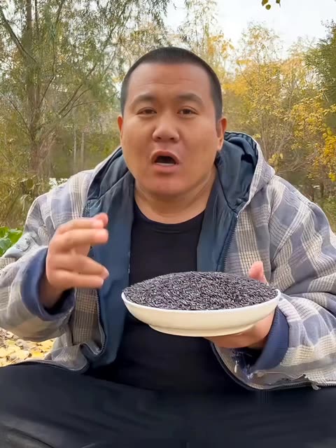 东北早市土豆哥揭秘：早市黑米挑选大法，让你一次买到香甜软糯的五常黑米！黑糯米，黑米和紫米的区别！避免踩坑！挑菜小妙招！ #黑米 #东北猫冬生活  #紫米 #黑米粥 @快手美食 @快手热点 @我要上热门